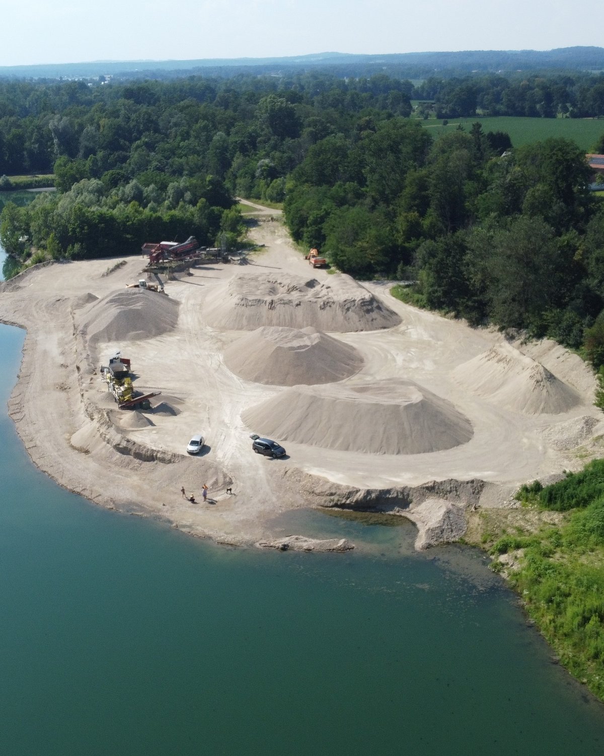 Luftaufnahme der Schottergrube am Wasser